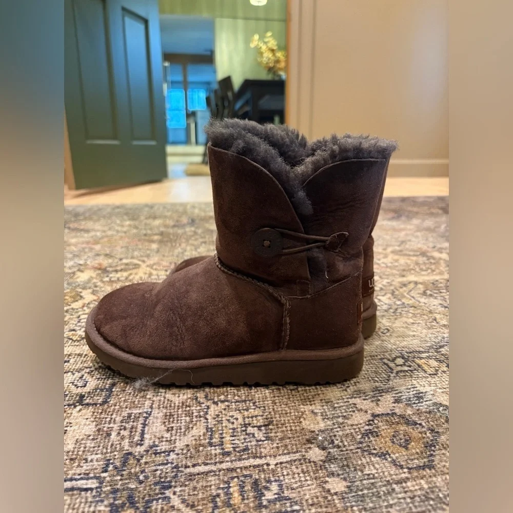 UGG Girls Bailey Button Boots in Dark Brown Chocolate Size 3